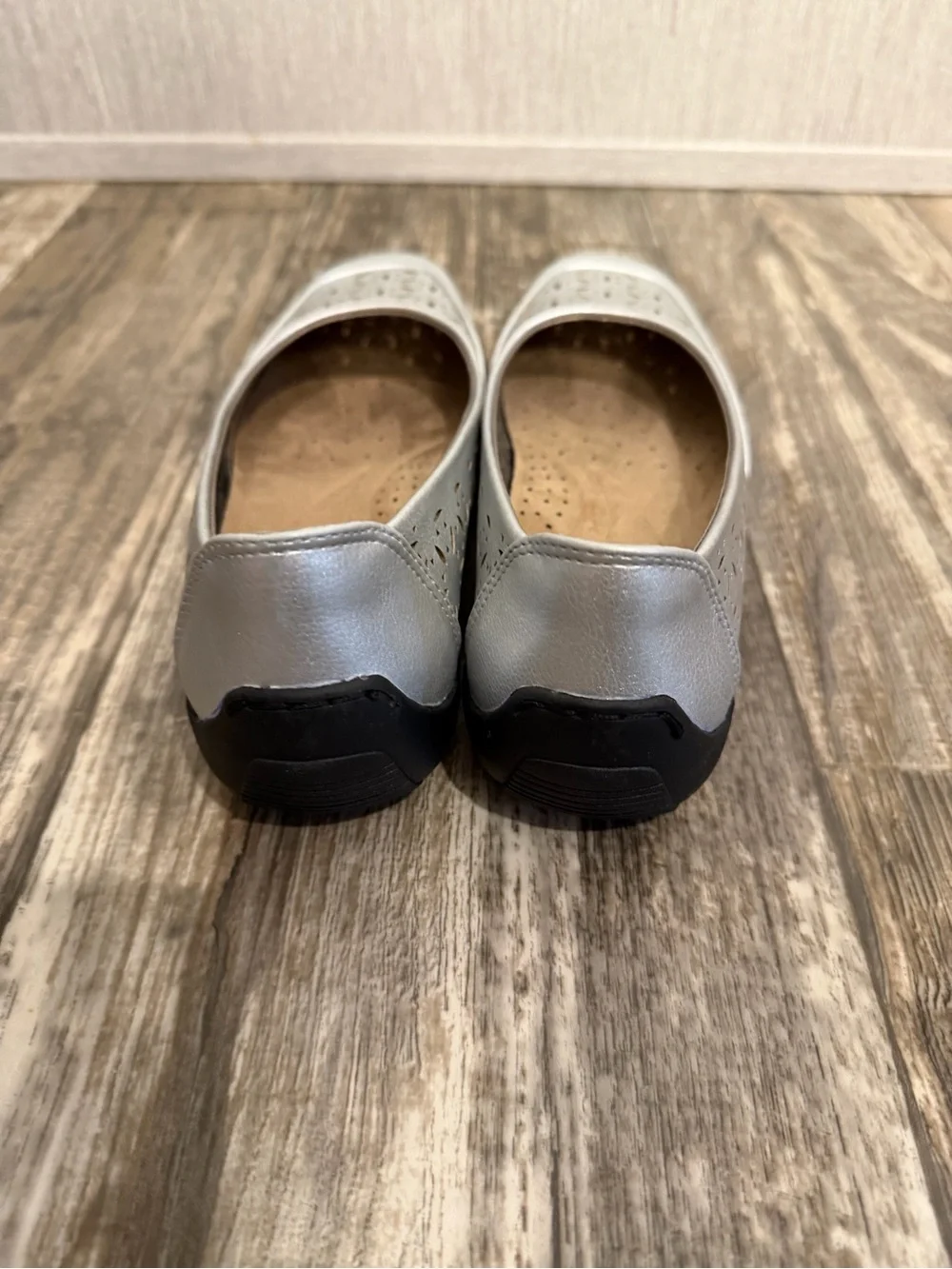 Array Women's Silver Comfort Slip-On Flats Size 7 Narrow